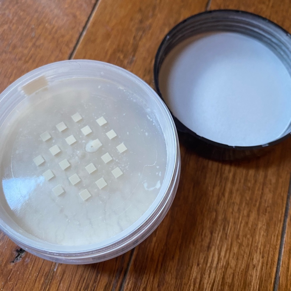 Laura Mercier Translucent Loose Setting Powder - full size - Picture 2 of 5